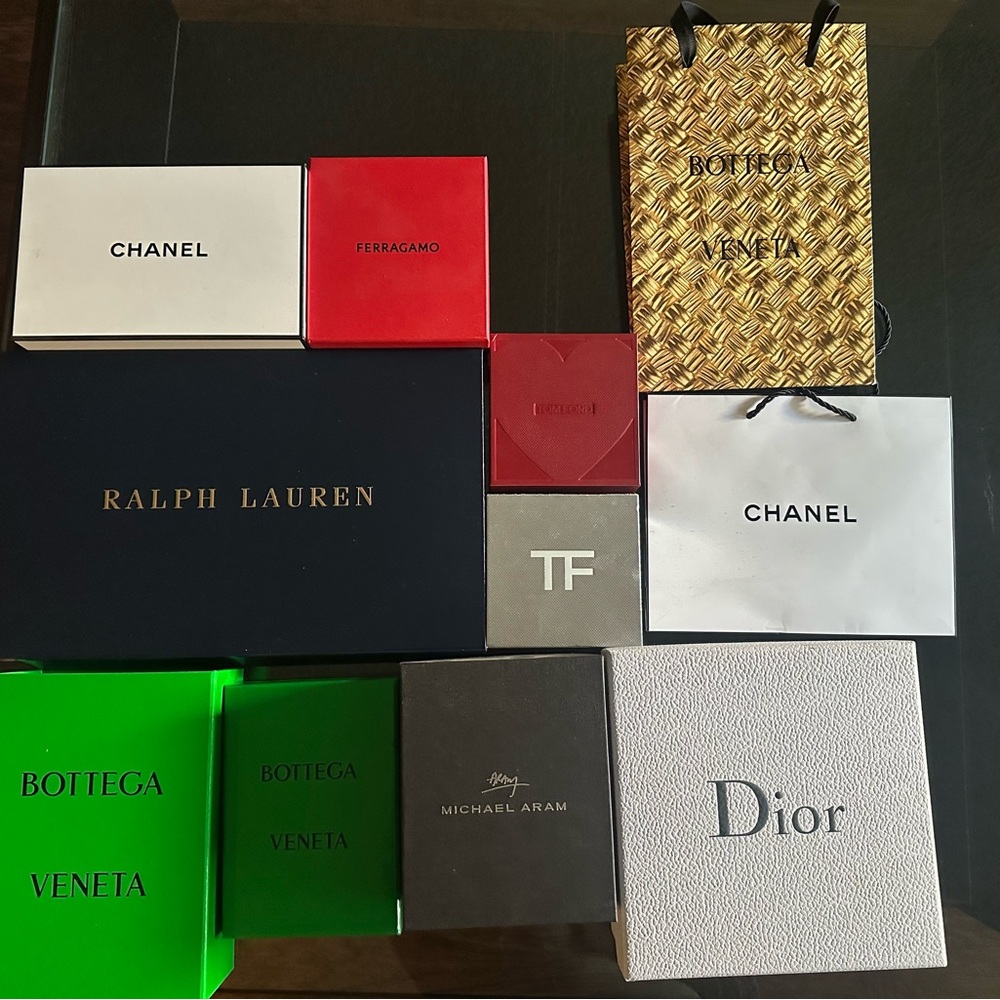 8 Authentic and elegant designer boxes.